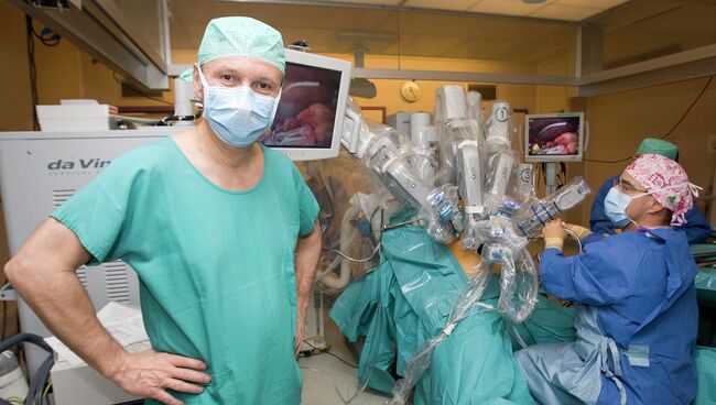 Робот Да Винчи проводит операцию в Университетской Больнице Женевы