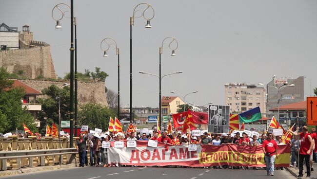 Шествие участников митинга протеста. Архивное фото