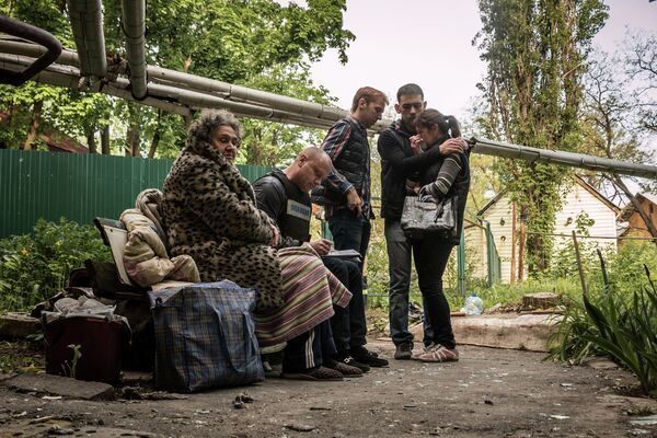 Жители Донецка у дома, разрушенного в результате обстрела украинскими силовиками