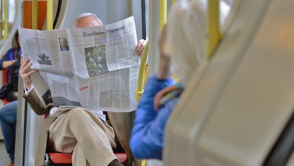 Пассажир венского трамвая читает свежую прессу