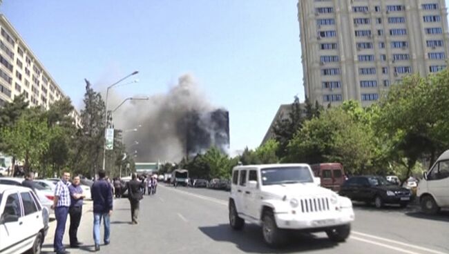 Пожар в многоэтажном доме в Баку