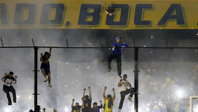 Болельщики распылили слезоточивый газ на матче Кубка Либертадорес Бока Хуниорс - Ривер Плейт, 14 мая 2015