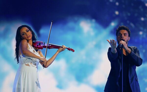 Юзари и Маймуна из Белоруссии во время выступления в первом полуфинале Международного конкурса песни Евровидение 2015 в Вене