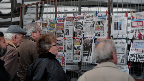Киоск с газетами на улице в Афинах, Греция. Архивное фото