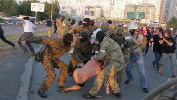 Противники строительства ТЦ в Киеве выламывали забор и дрались с милицией