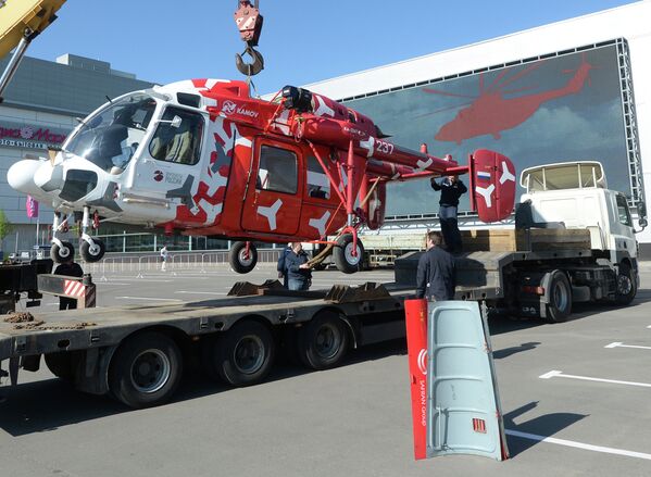 Рабочие монтируют вертолет КА-226Т, прибывший для участия в выставке HeliRussia 2015