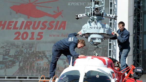 Рабочие монтируют вертолет КА-226Т, прибывший для участия в выставке HeliRussia 2015. Архивное фото