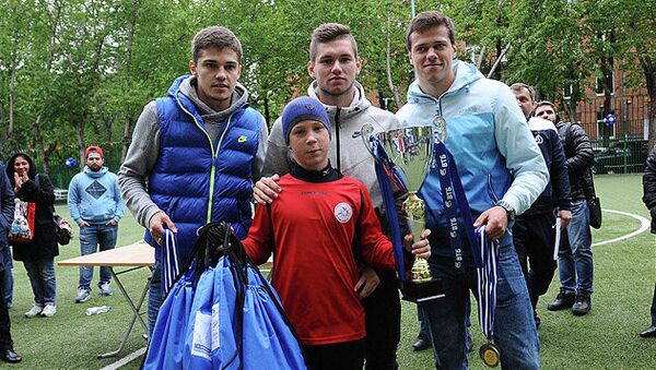 Игроки ФК Динамо вручили кубок и медали школьной команде Буревестник