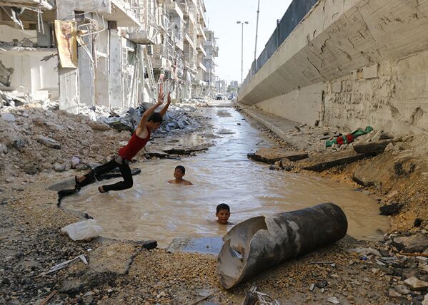 Фотография Катана Осама (Сирия) Бассейн на улице, представленная на Международном конкурсе фотожурналистики имени Андрея Стенина