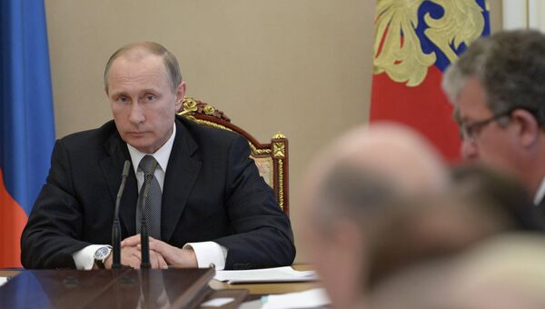 Президент России Владимир Путин во время совещания в Кремле с членами правительства РФ. 20 мая 2015