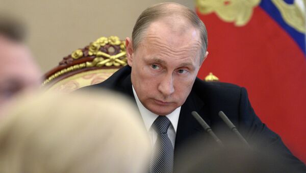 Президент России Владимир Путин во время совещания в Кремле с членами правительства РФ