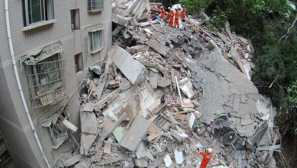 Спасатели на месте обрушения девятиэтажного жилого здания в городе Гуйян южной китайской провинции Гуйчжоу. 20 мая 2015