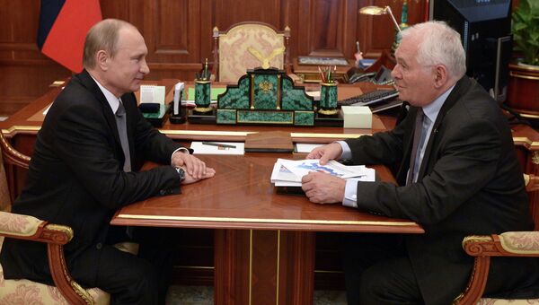 Президент России Владимир Путин (слева) и президент Национальной медицинской палаты Леонид Рошаль во время встречи в Кремле
