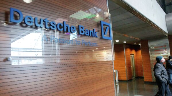 Посетители у входа в офис Deutsche Bank. Архивное фото