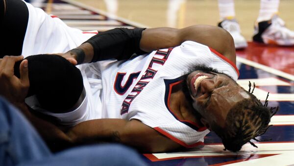 Форвард Атланты Демарре Кэрролл травмировал колено в матче с Кливлендом, 20 мая 2015