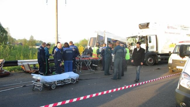 Сотрудники МЧС на месте ДТП с автобусом, перевозившим детей из Казани, в Нижегородской области