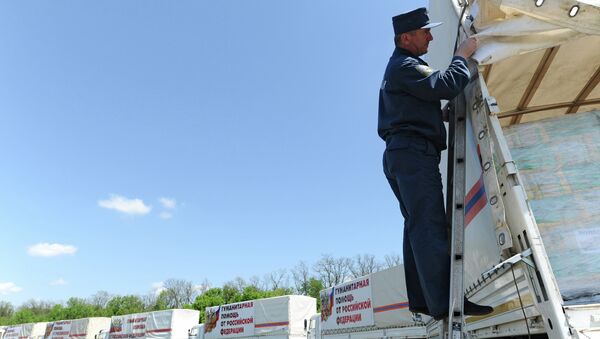 Колонна автомобилей МЧС с гуманитарной помощью для Донбасса
