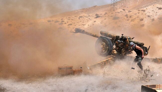 Сирийские военные ведут обстрел позиций боевиков. Архивное фото