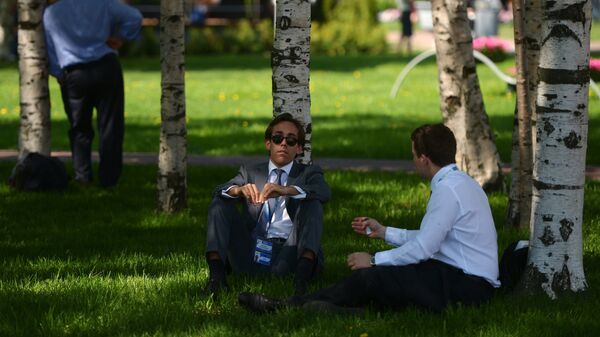 Участники XVIII Петербургского международного экономического форума отдыхают у выставочного комплекса Ленэкспо
