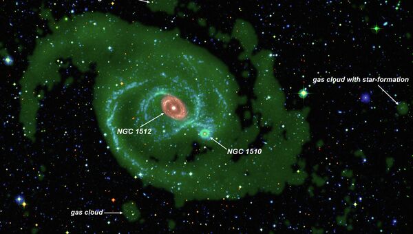 Галактика NGC1513. Стрелками отмечены останки ее прошлых жертв