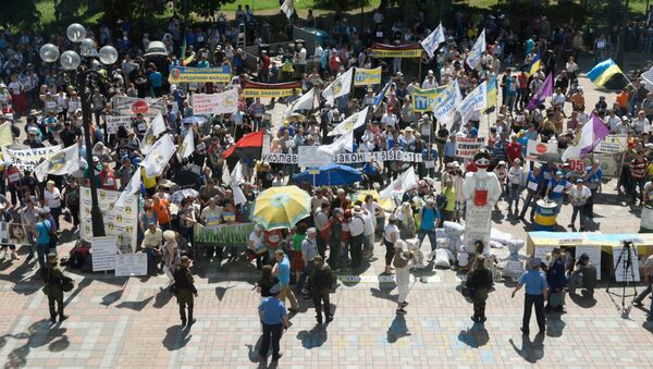 Активисты финансового Майдана проводят митинг у здания Верховной рады в Киеве. Архивное фото.