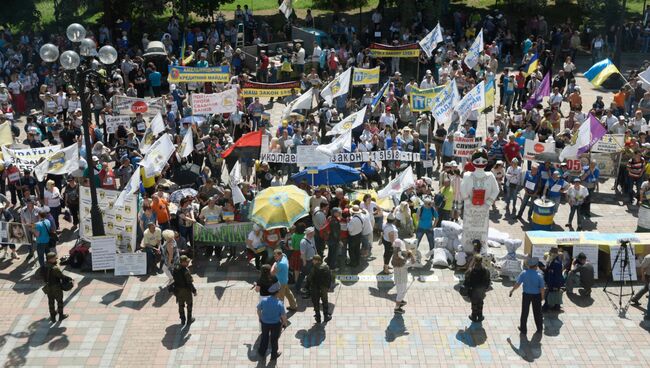 Активисты финансового Майдана проводят митинг у здания Верховной рады в Киеве. Архивное фото.