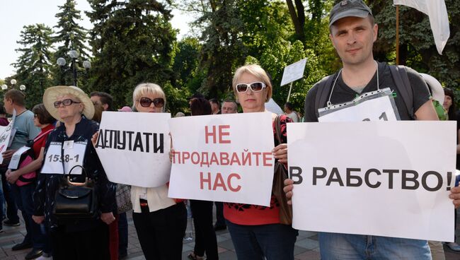 Активисты финансового Майдана проводят митинг у здания Верховной рады в Киеве. Архивное фото.