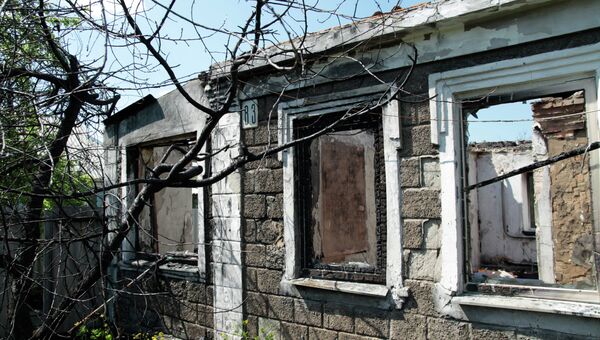 Разрушенные дома в поселке Октябрьском рядом с Донецким аэропортом. Архивное фото