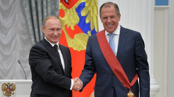 Президент России Владимир Путин и министр иностранных дел РФ Сергей Лавров во время церемонии вручения государственных наград в Кремле