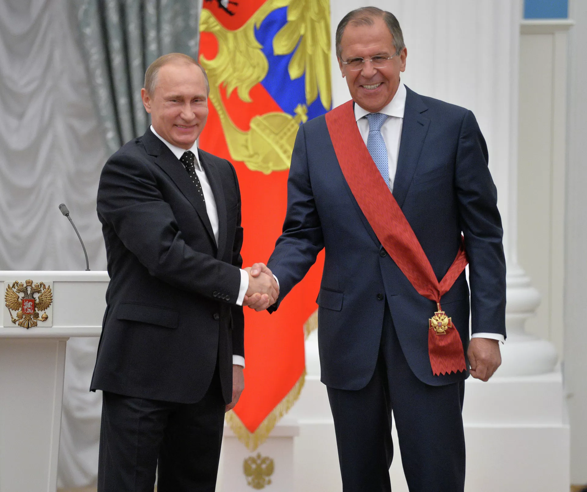 Президент России Владимир Путин и министр иностранных дел РФ Сергей Лавров во время церемонии вручения государственных наград в Кремле Президент России Владимир Путин и министр иностранных дел РФ Сергей Лавров во время церемонии вручения государственных наград в Кремле - РИА Новости, 1920, 16.03.2022