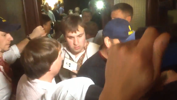 Протестующие против застройки на Осокорках прорываются к Кличко (кадр из видео)