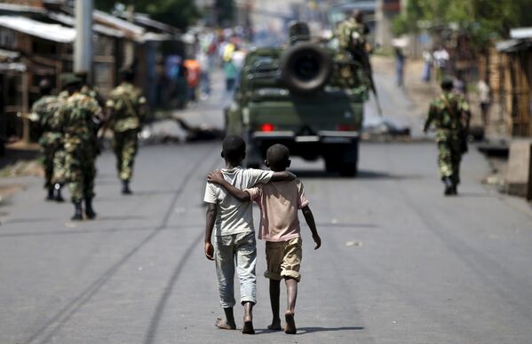 Мальчики на улице Бужумбуры, столицы Бурунди