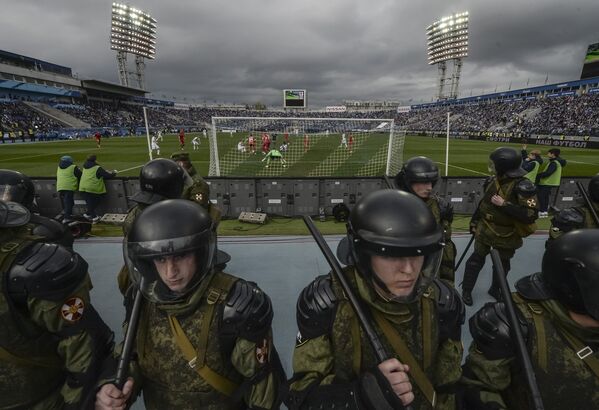 Военнослужащие внутренних войск на стадионе Петровский во время матча 28-го тура чемпионата России по футболу