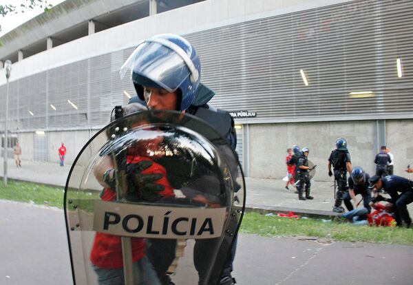 Сотрудник полиции держит мальчика во время нападения его отцом на полицейских в Гимарайнш, Португалия. 2015 год