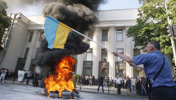 Активисты финансового Майдана подожгли шины у здания Верховной рады в Киеве, Украина