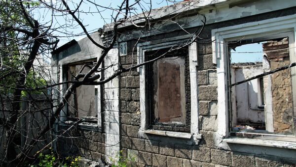 Разрушенный жилой дом в поселке Октябрьском рядом с Донецким аэропортом. Архивное фото