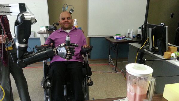 Инвалид Эрик Сорто управляет работой миксера при помощи кибер-руки, подключенной к его мозгу
