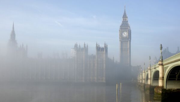 Туман вокруг здания парламента в центре Лондона, Великобритания