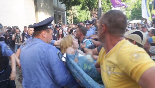 Протестующие жгли шины и дрались с милицией у Верховной рады в Киеве