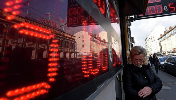 Табло с курсами валют у операционной кассы в Москве. Архивное фото