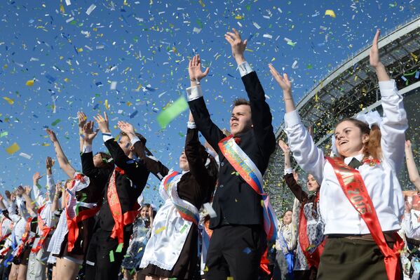Выпускники на торжественном мероприятии в честь окончания учебного года у стадиона Казань-Арена