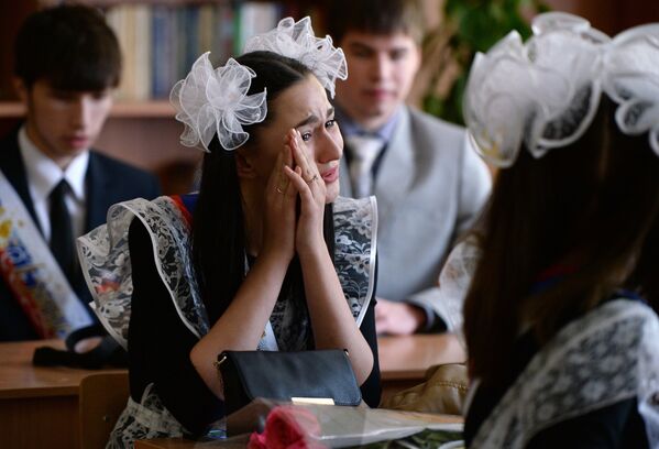 Выпускница школы в Новосибирске после торжественной линейки, посвященной окончанию учебного года