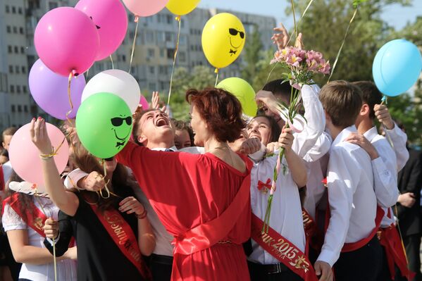 Выпускники во время праздника Последний звонок в школе №3 в Симферополе