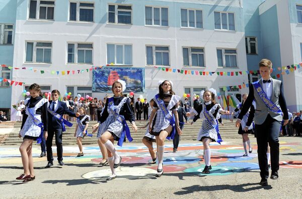 Выпускники 11-х классов школы № 30 во время праздника Последний звонок в Чите