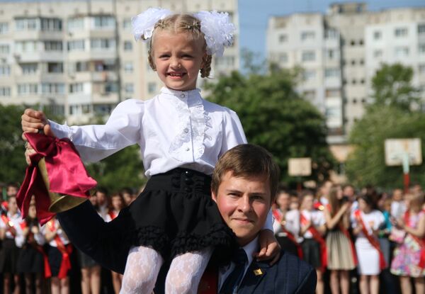 Школьница и выпускник во время праздника Последний звонок в Симферополе