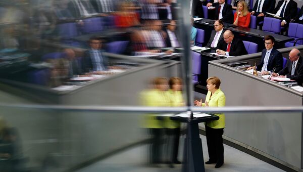 Канцлер Германии Ангела Меркель выступает в Бундестаге накануне отъезда на саммит Восточного партнерства в Риге