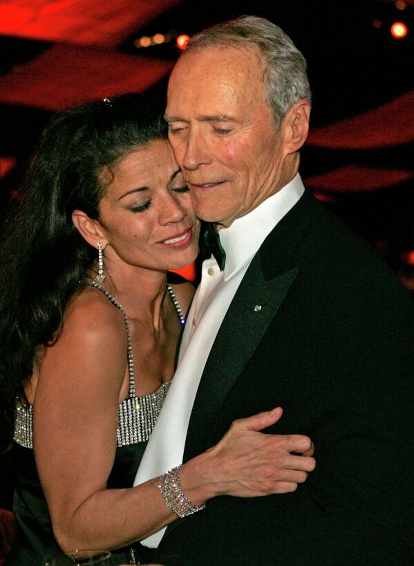 Клинт Иствуд обнимает свою жену Дину