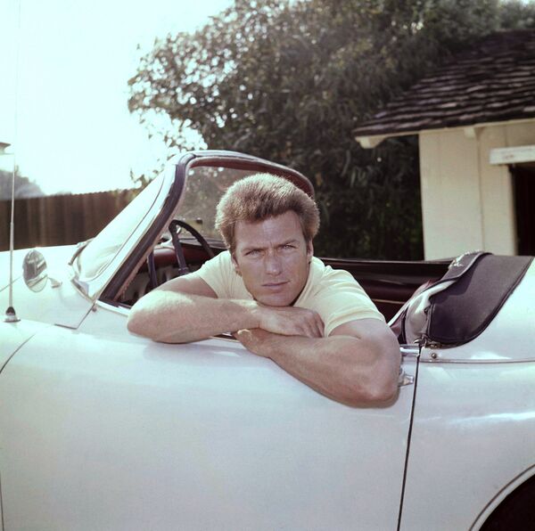 Актер Клинт Иствуд в машине с камерой в 1962 году