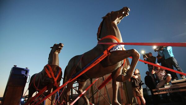 Две бронзовые кони художника Йозефа Торака транспортируются в Бад-Дюркхайм