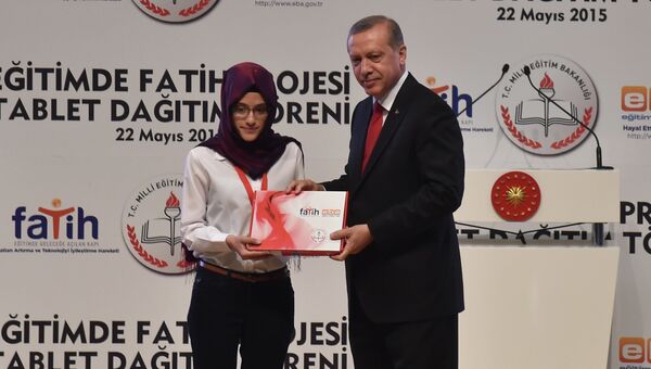 Президент Турции Реджеп Эрдоган вручает бесплатный планшет школьнице